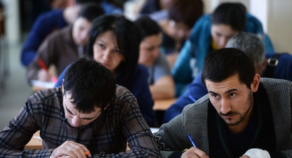 Таджикские мигранты обязаны сдавать экзамен по русскому языку