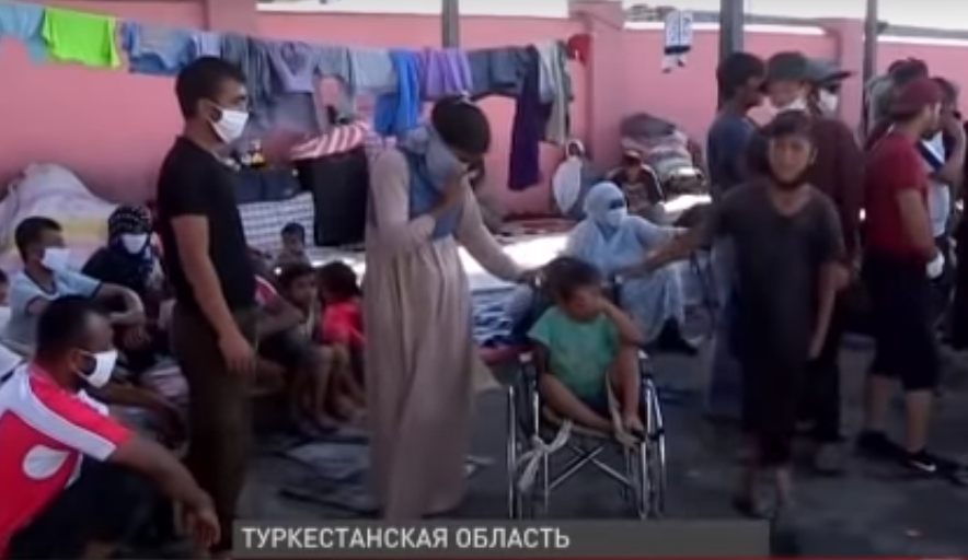 Около двухсот таджикистанцев застряли на казахско-узбекской границе. Два месяца они под навесом и на бетонном полу. Коротко о самом главном за сегодня