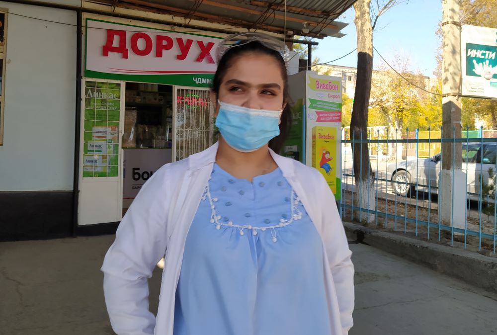 Медсестра Диёна. История афганской беженки, которая помогает лечить таджикистанцев от коронавируса