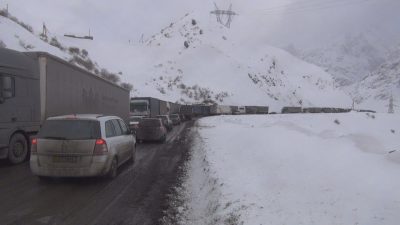 Дар километри аз 10 то 73-юми роҳи Душанбе - Чаноқ боришоти пуршиддати барф идома дорад. 