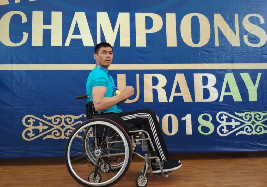 Параолимпиец Джамшед мечтает встать на ноги