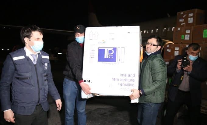 Киҳо дар аввал ваксина мегиранд? Тоҷикистон аввалин ваксинаҳоро ворид кард