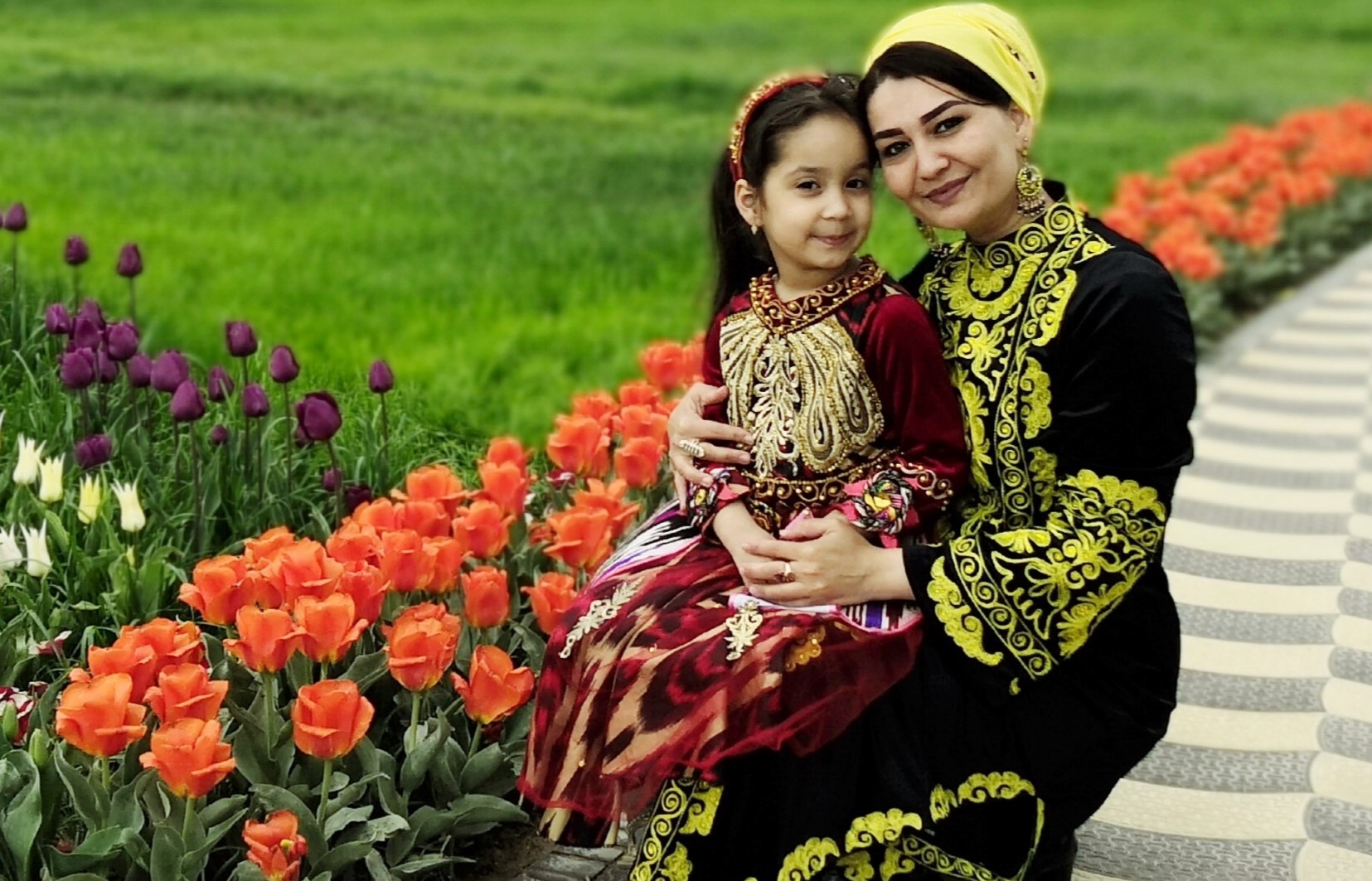 Аз зардӯзӣ ба заргарӣ. Чӣ тавр зани тоҷик ороишоти заргарӣ омода месозад