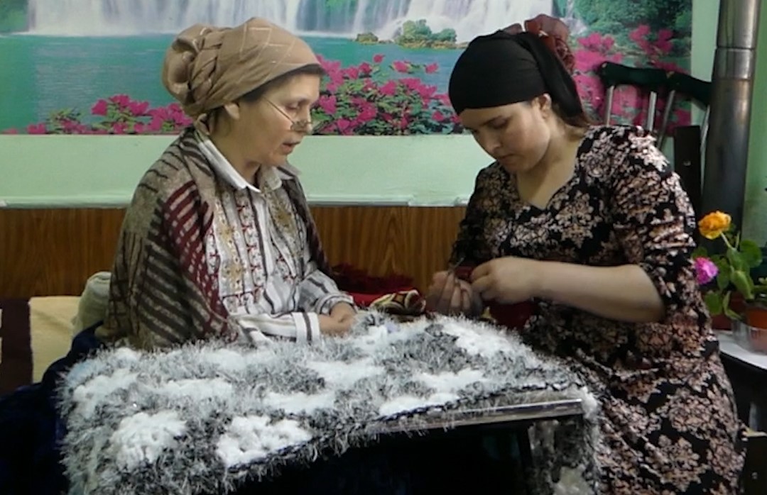 Женщина, которая никогда не унывает. Как Дилором Муродова изготавливает бусы, вяжет платки и разводит цветы