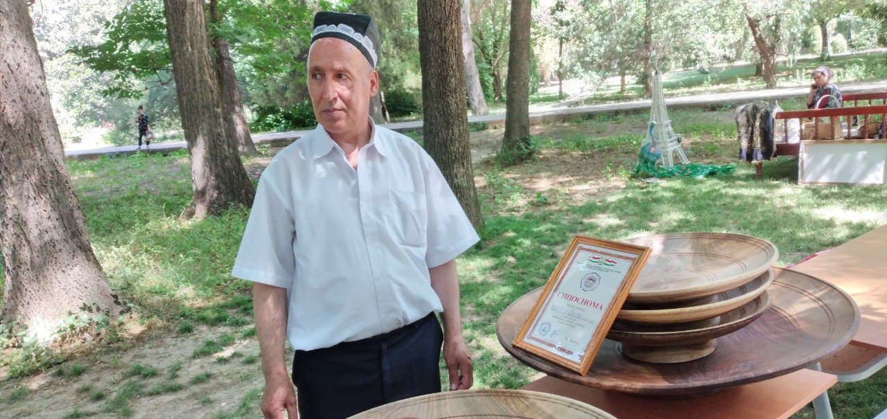 Усто - Тақдири табақтарош. Табақҳои чӯбини калонтаринро дар Тоҷикистон, кӣ месозад