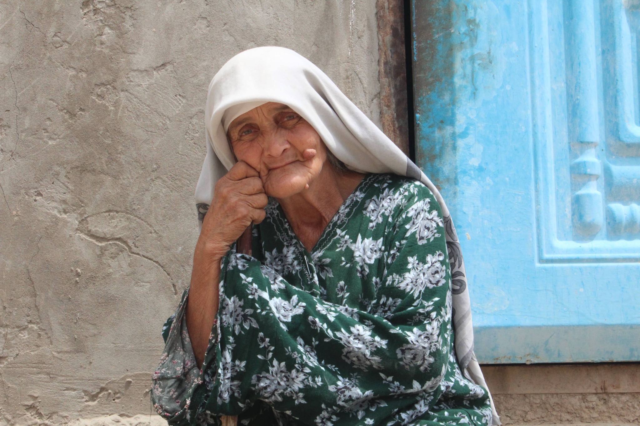 Единственный кормилец. На что 70-летняя Момаи Холби содержит семью?