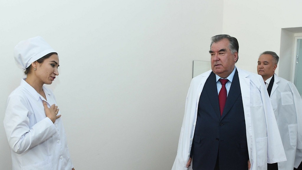 Аз воксиназании Эмомалӣ Раҳмон то боздошти корманди “қалбакии” Агентии зиддифасод
