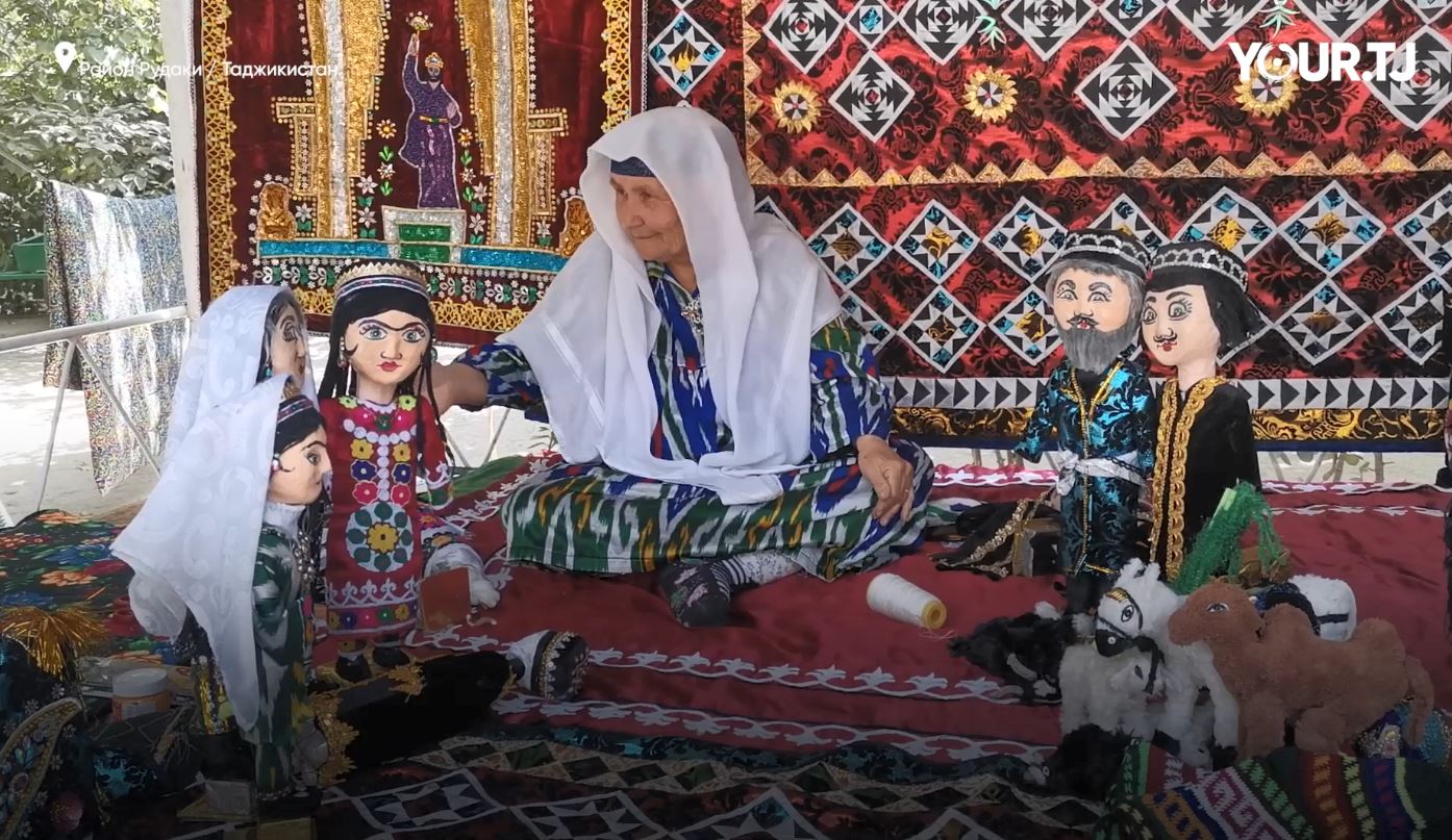Игрушки из баклажек и ненужной ткани. 73-летняя создательница кукол из Рудаки показывает, как раньше одевались предки
