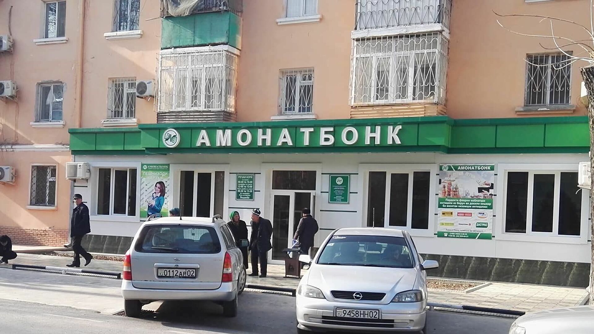 Як корманди Амонатбонк худро дар утоқи кориаш ба дор овехтааст. Мухтасари хабарҳои рӯз