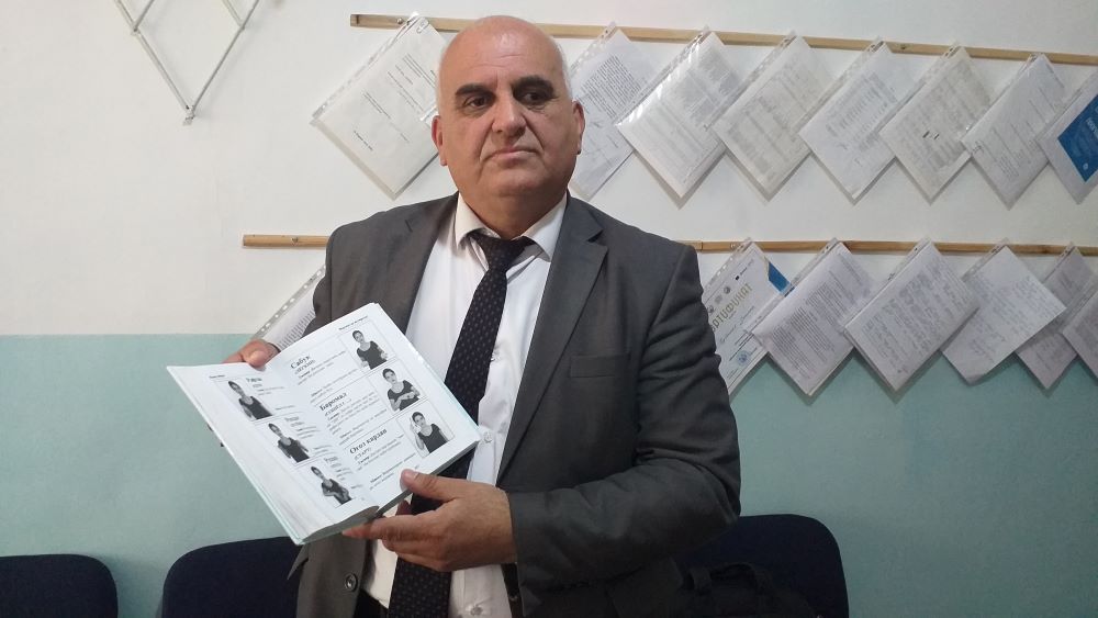 Муаллиме, ки барои ношунавоён имову ишораро меомӯзад кист