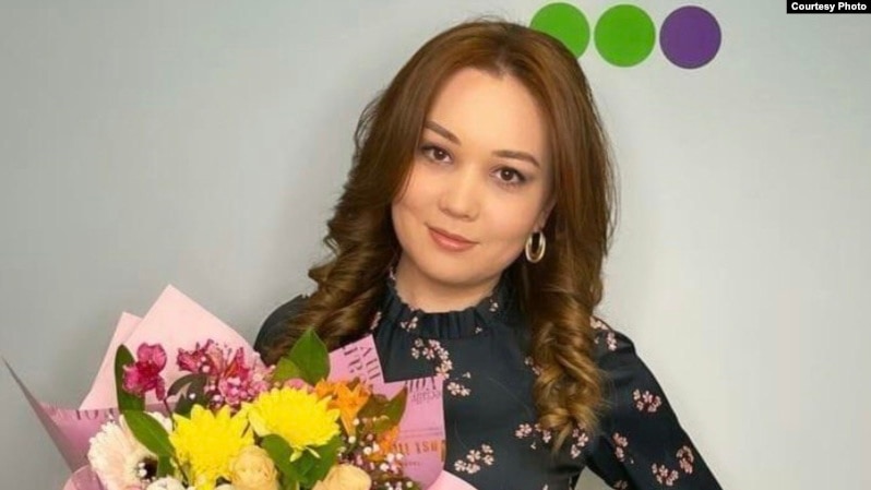 Модари Мадина мехоҳад бо Рустами Эмомалӣ вохурад. Ӯ  мегӯяд духтарашро гурӯҳӣ куштаанд