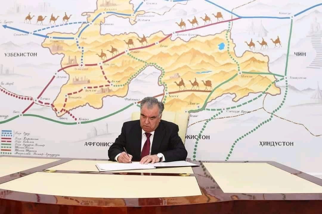 Эмомалӣ Раҳмон раисони 11 шаҳру навоҳии кишварро иваз кард