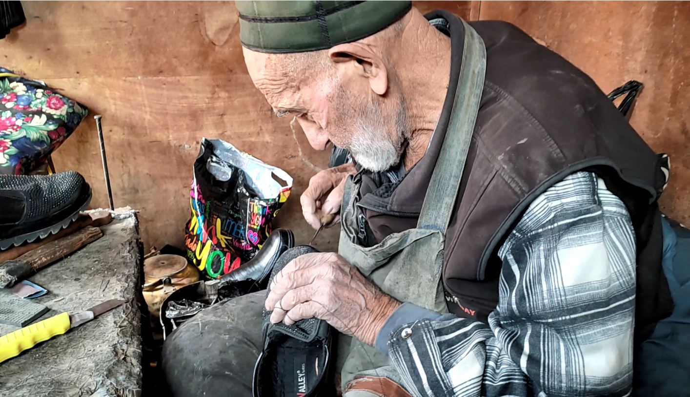Как почти 90-летний старик занимается ремонтом обуви в Матчинском районе