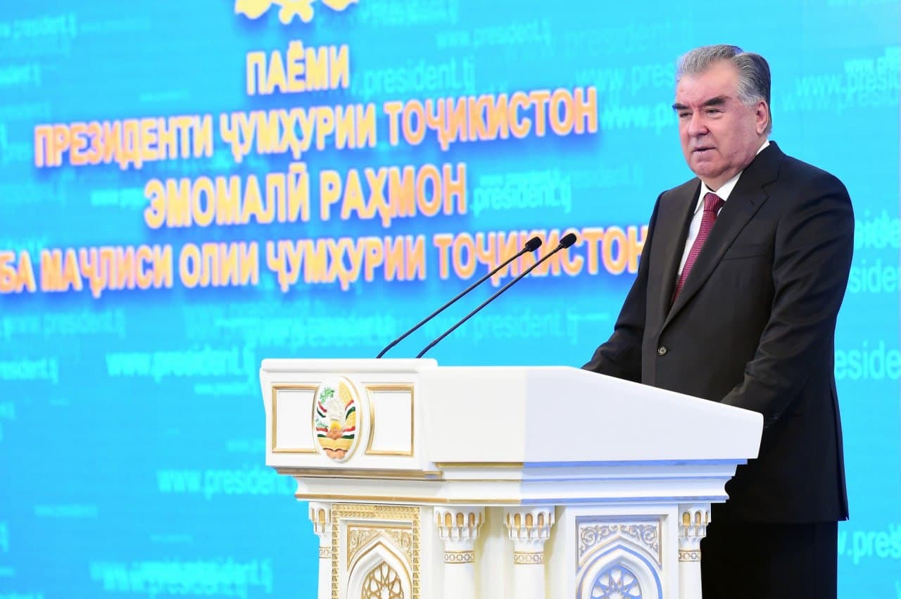 Дипломҳои дурӯғин, боло бурдани маош, нобоварӣ ба табибони тоҷик: Муҳимтарин нуқтаҳои паёми президент