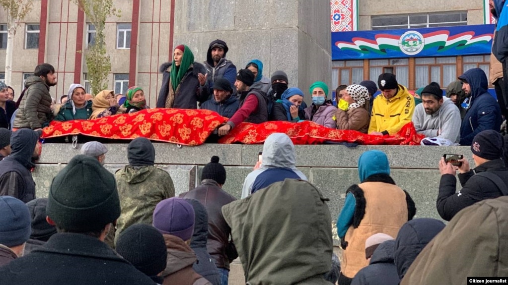 Ҷасади Гулбиддин Зиёбековро барои ташхиси дубора аз қабр берун карданд