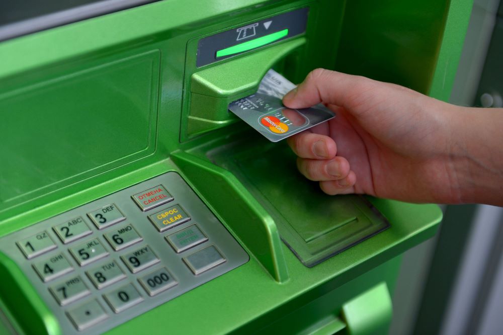 В Таджикистане приостановлены операции по картам VISA и Master Card. Все из-за проблем в Казахстане