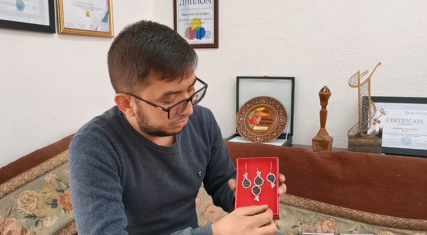 Образ граната. Как художник-ювелир Дилмурод Шарипов изготавливает национальные украшения