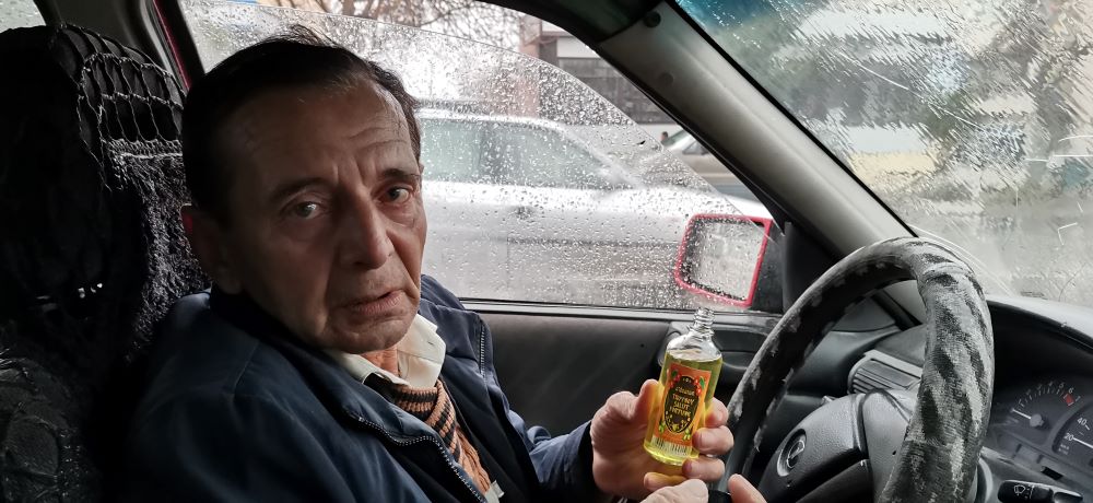 «Друг бедняков». Почему житель Куляба угощает пассажиров жвачкой, а иногда довозит бесплатно