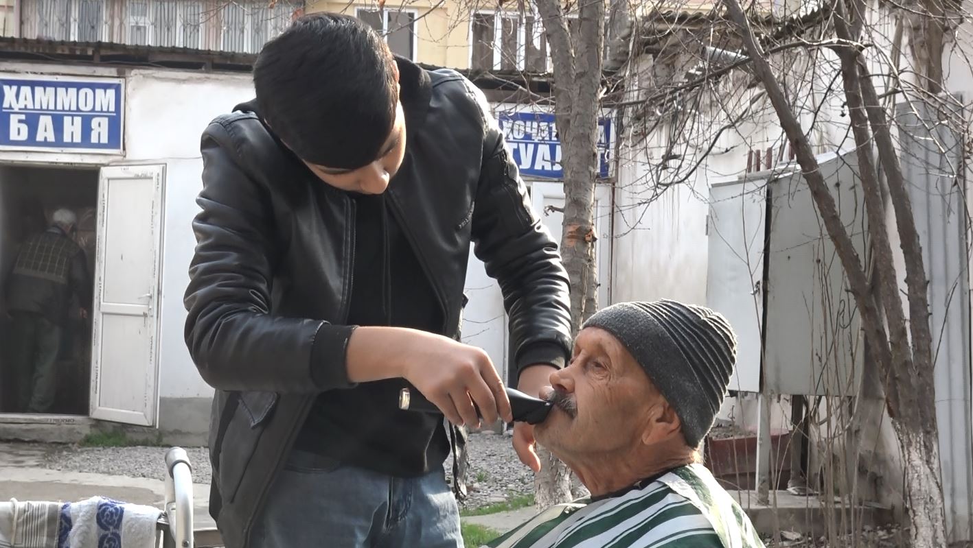 Прическа за «спасибо». Как подросток из Бохтара бесплатно стрижет стариков