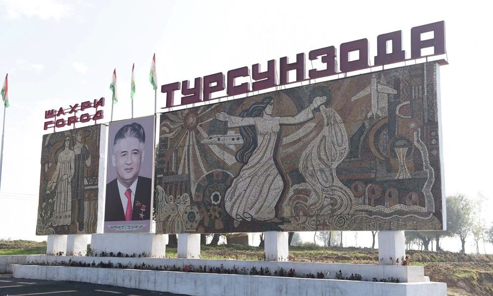 Барои “нигоҳ доштан”. Дар Турсунзода низ ба табибону муаллимон замин тӯҳфа мекунанд