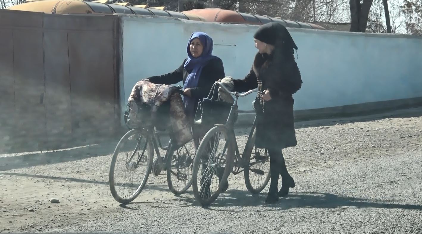 Все дела – на велосипеде. Как женщины на юге Таджикистана пользуются двухколесным помощником