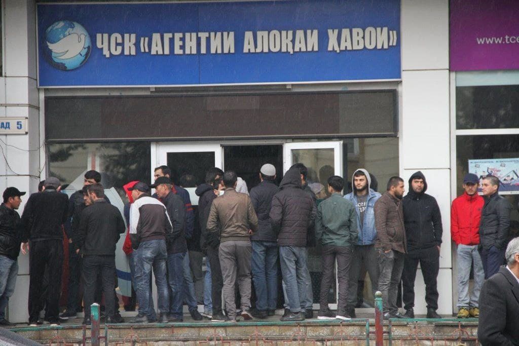 Таъсири қурби рубл. Билетҳои ҳавопаймо аз Тоҷикистон ба Русия арзонтар шудаанд