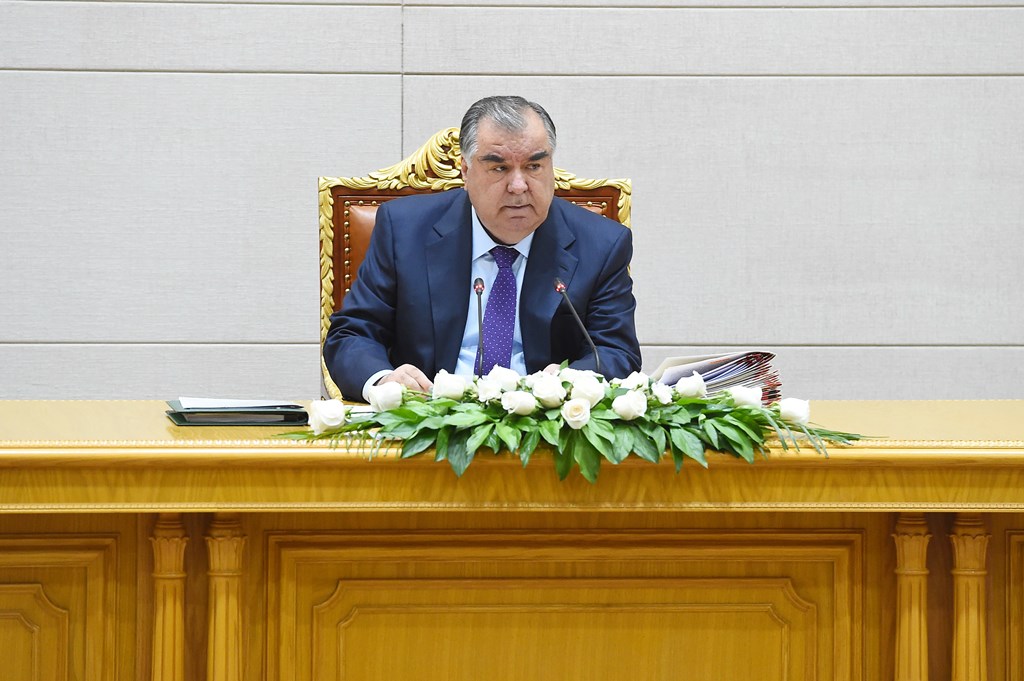 Эмомалӣ Раҳмон ҷиҳати тайёр намудани кадрҳо дар муассисаҳои таълимии хориҷи кишвар дастур дод