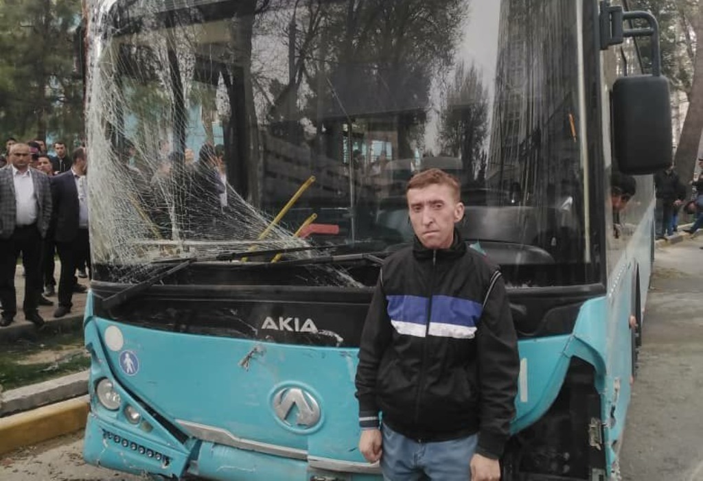 "Фикр кардам, ки зиндагиам тамом шуд". Ронандаи автобус оиди садама ва хайрхоҳии тоҷикистониён