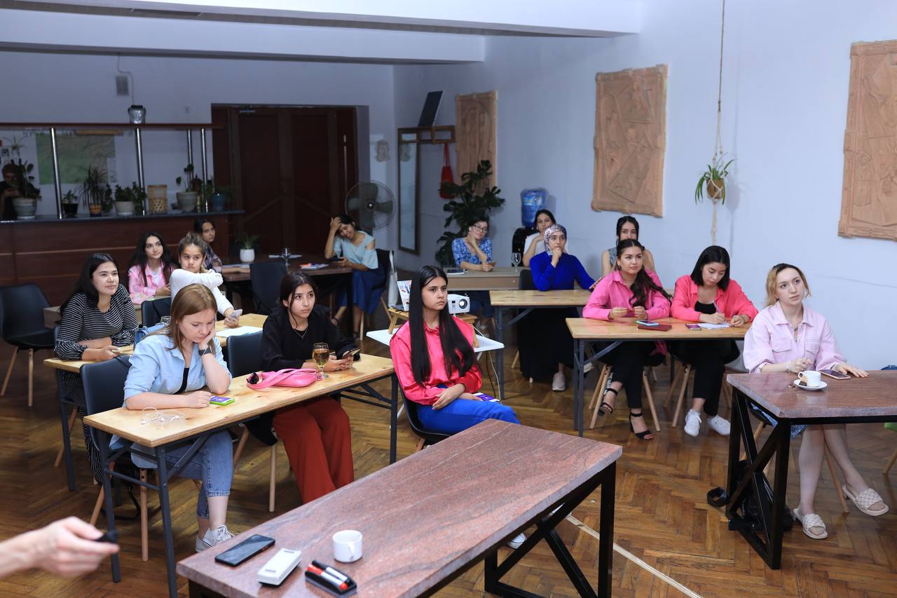 SMM для девушек: курс, который помог таджикским девушкам получить новые навыки, востребованные на рынке