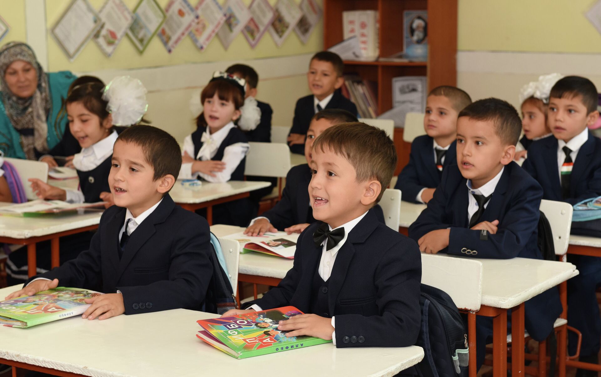 Эмомалӣ Раҳмон гуфт, дар ҷумҳурӣ беш аз 3 ҳазор муаллим намерасад