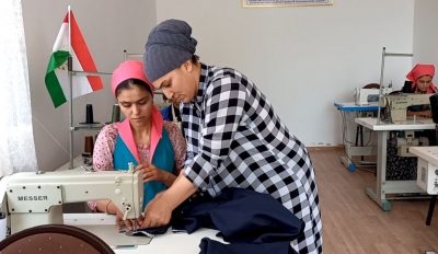 Ӯ тариқи видеоҳои интернетӣ дӯхтани либосҳои замонавиро аз худ намуд. 