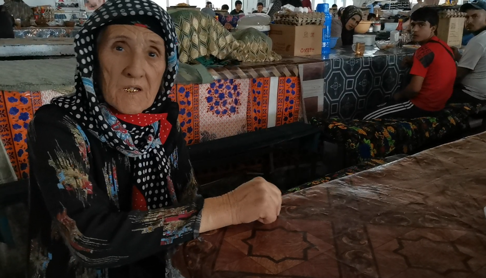 «Боюсь, что проживу долго…» Что делает одинокая женщина на рынке Куляба