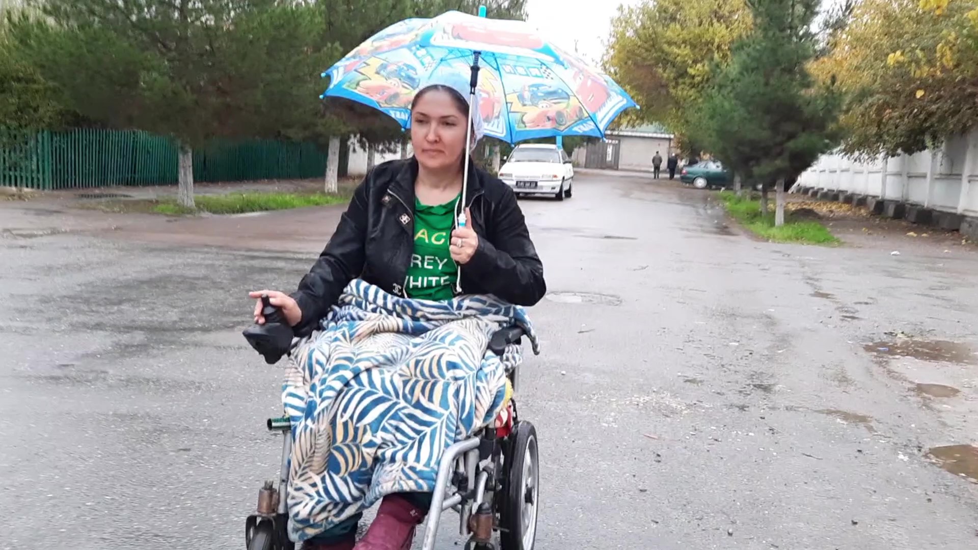 “Латукӯби шавҳар маро аз пойи равон маҳрум кард”. Чӣ тавр Зарина ба танҳоӣ бори рӯзгор мекашад – видео