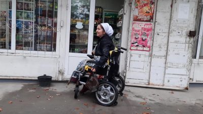 Зарина аз мӯи чорво (бузи ангор) ҷӯроб мебофад