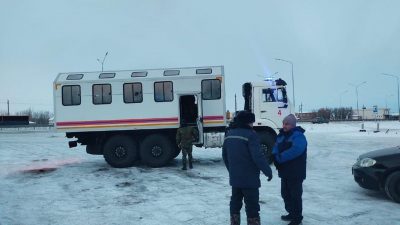 Дар пайи ях бастани сӯзишвории дизелӣ як автобус бо 32 мусофир дар роҳ дармондааст
