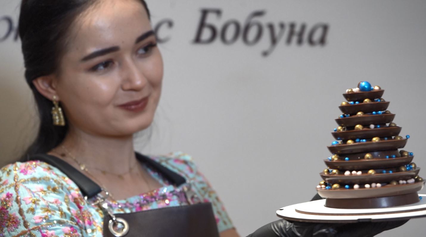Новогодняя елка из шоколада ручной работы