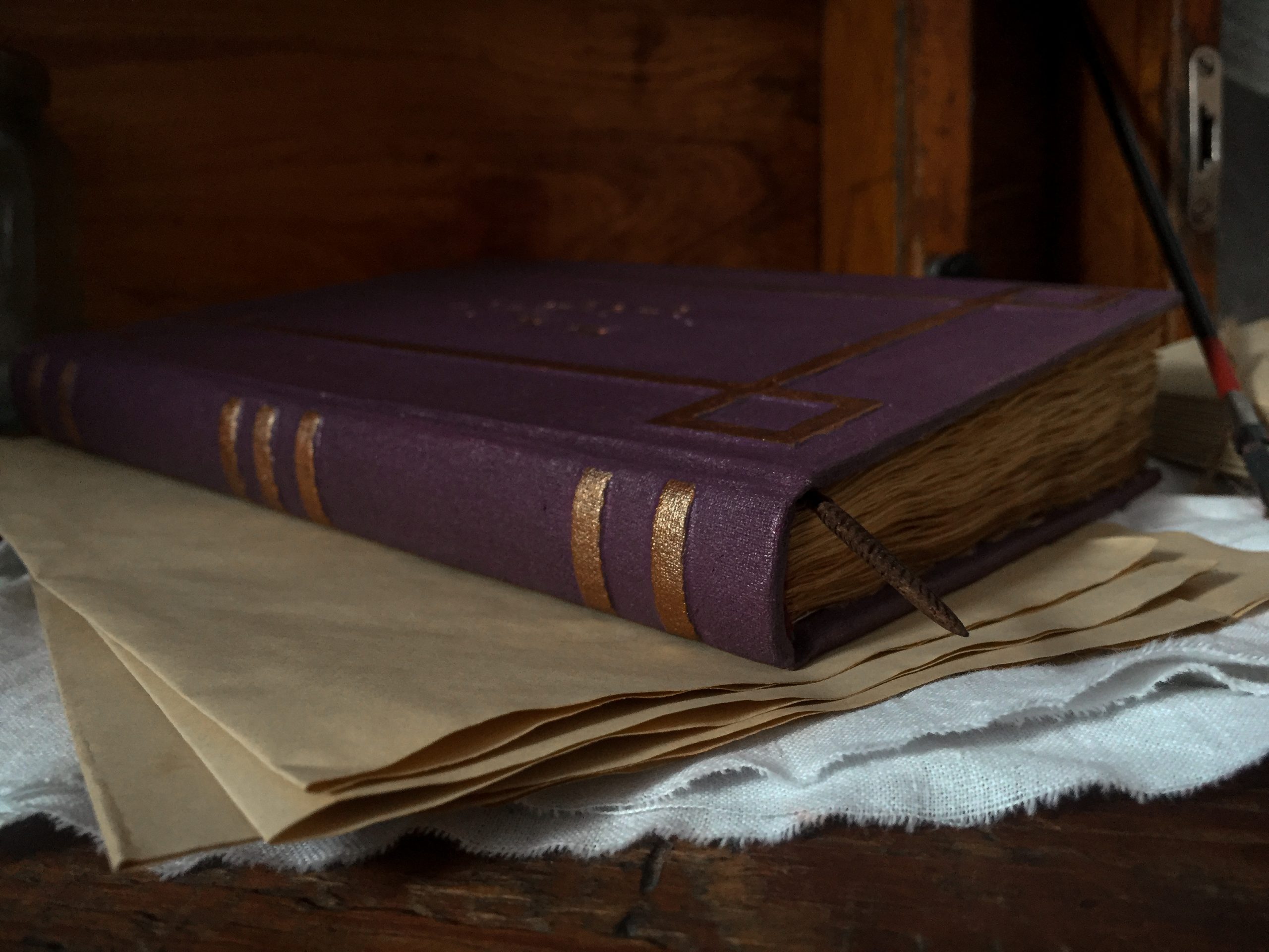 Книга в переплете из кожи