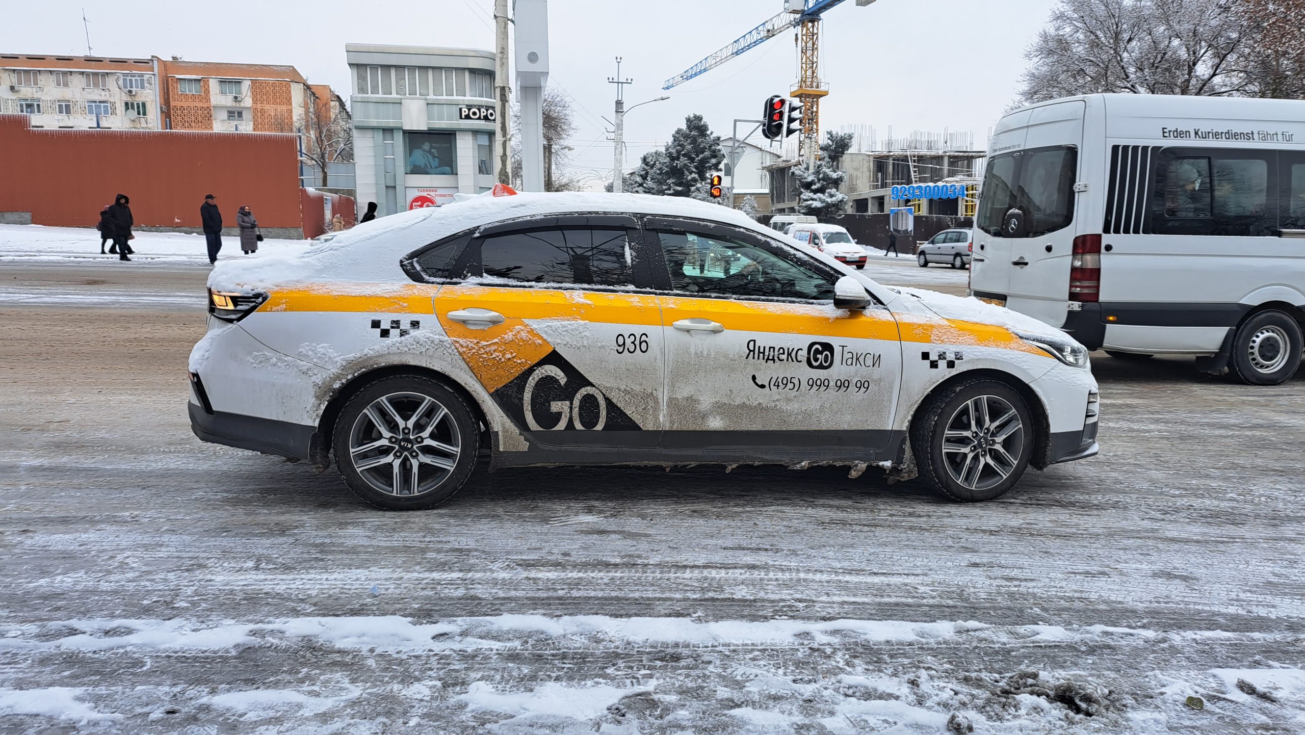 Автомобилҳои Яндекс – GO дар кӯчаҳои Душанбеву Хуҷанд. Ронандаҳои таксиҳои ватанӣ чи назар доранд