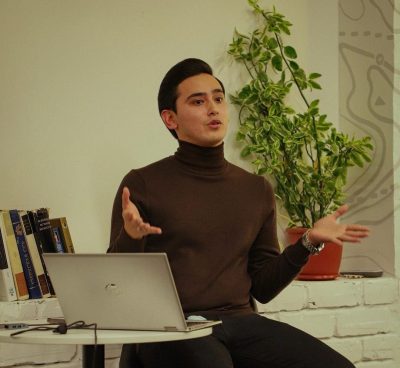 Ӯ дар шабакаҳои иҷтимоии YouTube, Instagram ва Tik Tok саҳифаи худро бо номи “shuhratkorea” боз намудааст.