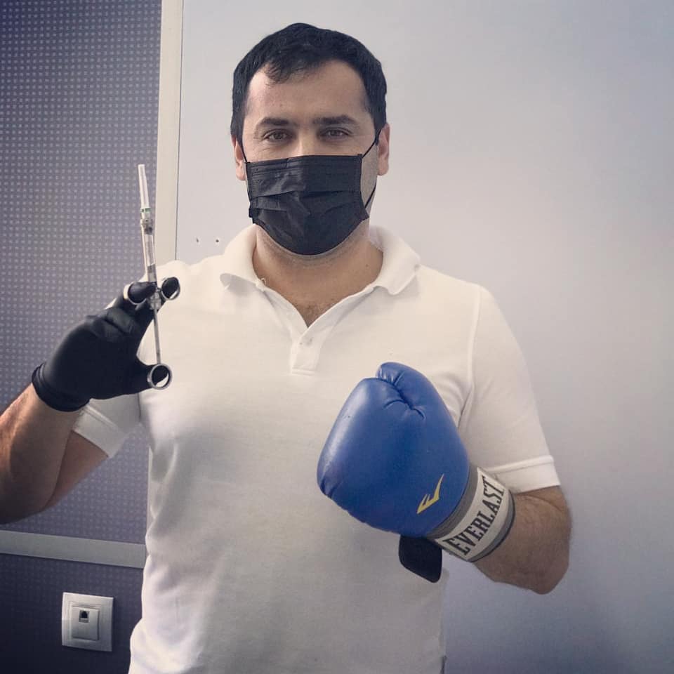 Духтури дандон дар даст сӯзандору