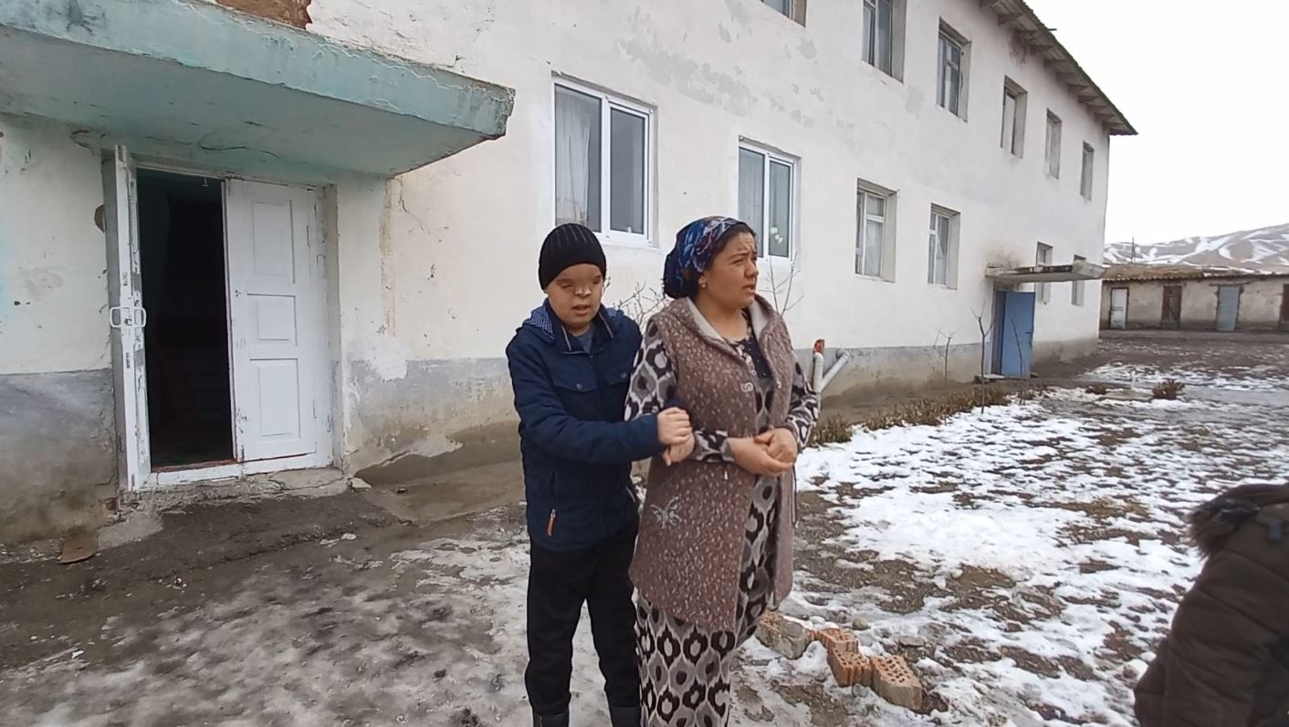 «Таджикское чудо». Как семья из Исфары растит мальчика с врожденной аномалией лица