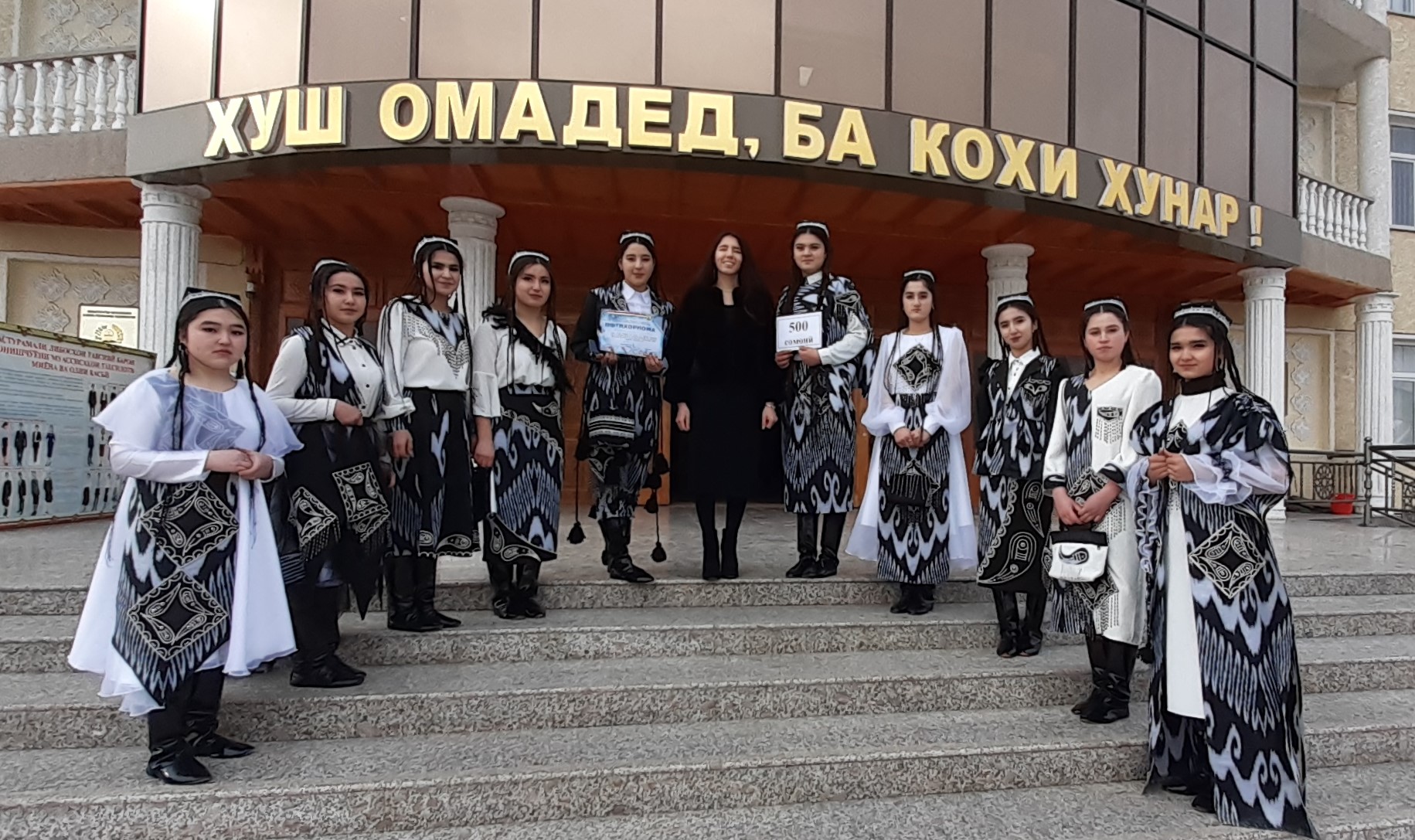 Ҷузвдон аз тоқии тоҷикӣ. Тарроҳи ҷавон - Мавзуна мехоҳад либосҳои миллиро рангоранг созад