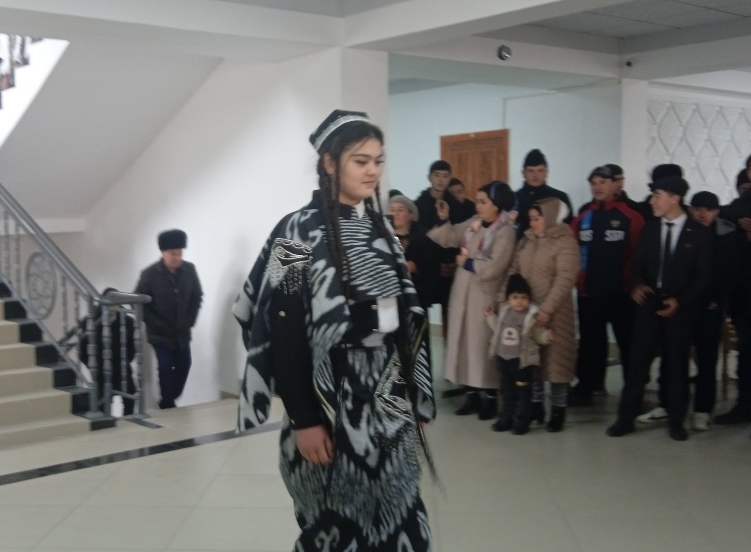Матои атлас бо ороишоти гули тоқиҳои мардона