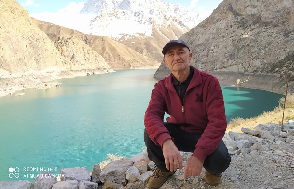 "Ҳам ба саломатӣ муфид, ҳам даромаднок". Чӣ тавр марди 74-сола аз Панҷакент Тоҷикистонро ба сайёҳон муаррифӣ мекунад