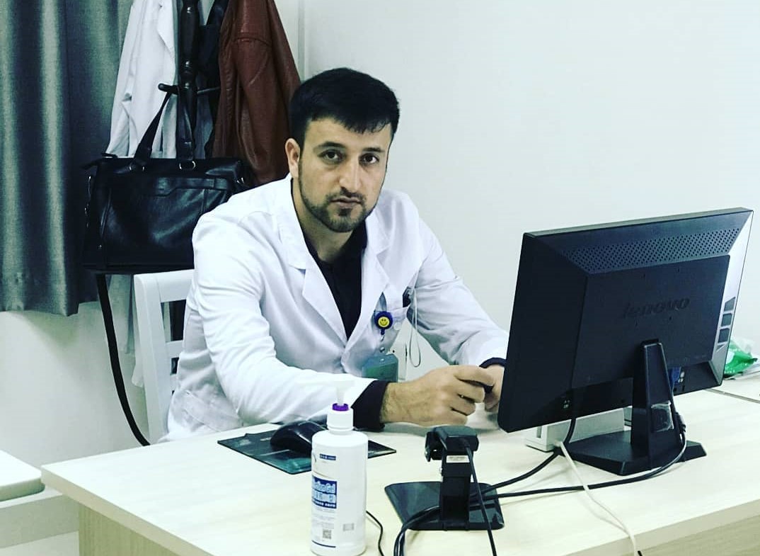 Хатмкардаи донишгоҳи тиббӣ дар Чин ва табиби маркази тиббӣ дар АМА. Табиби тоҷике, ки мехоҳад табобати бемориҳои чашмро дар Тоҷикистон дастрас намояд