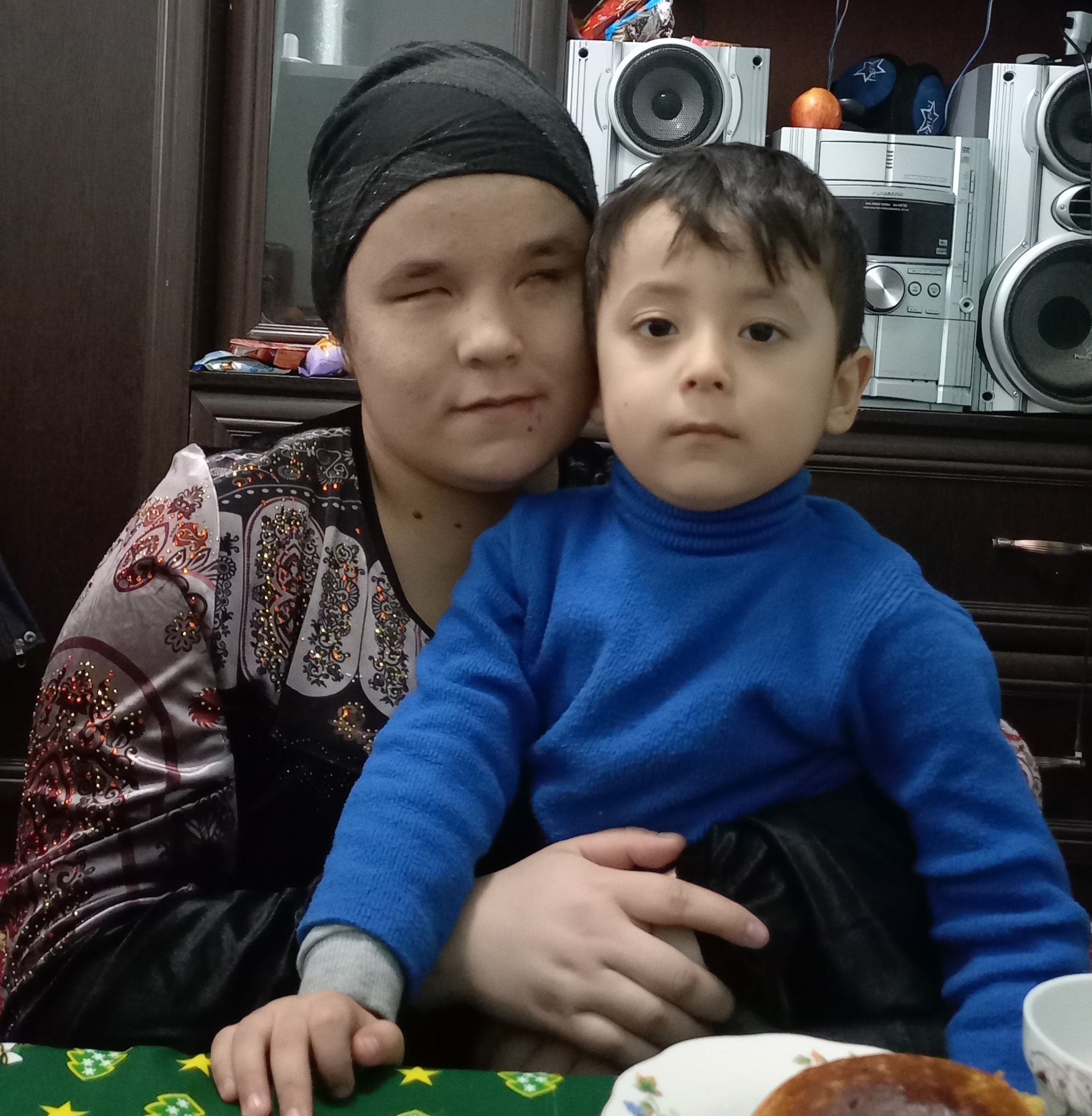 Незрячая Мухайе обнимает сына, который совершенно здоров