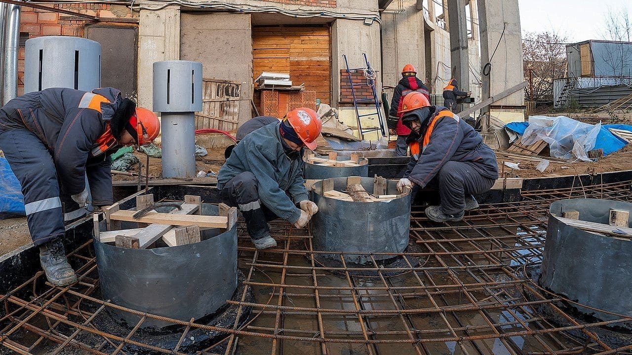 Мигранты на стройке в Москве