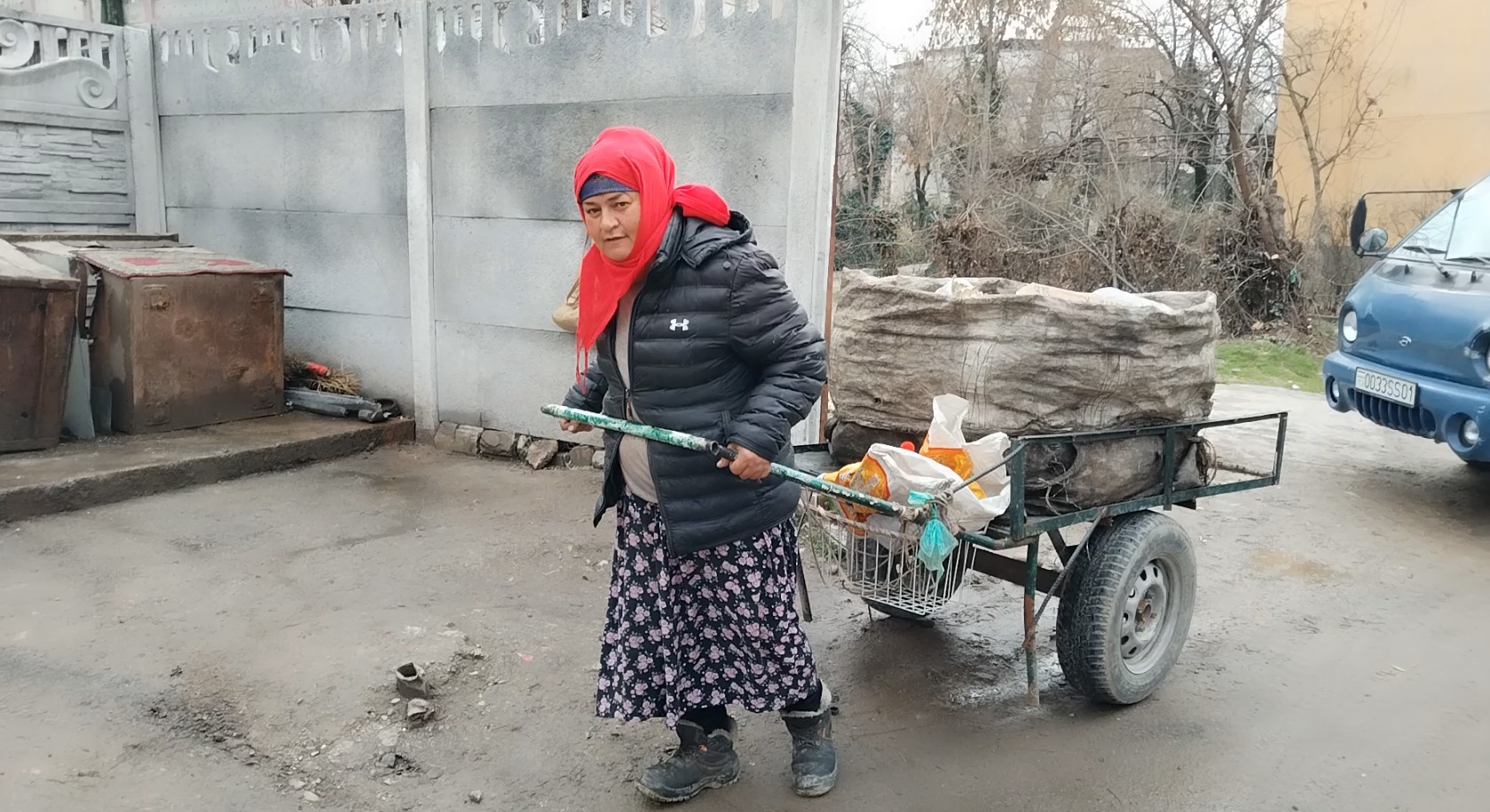 Красота на мусорке. Как одинокая женщина зарабатывает сбором баклажек в Душанбе