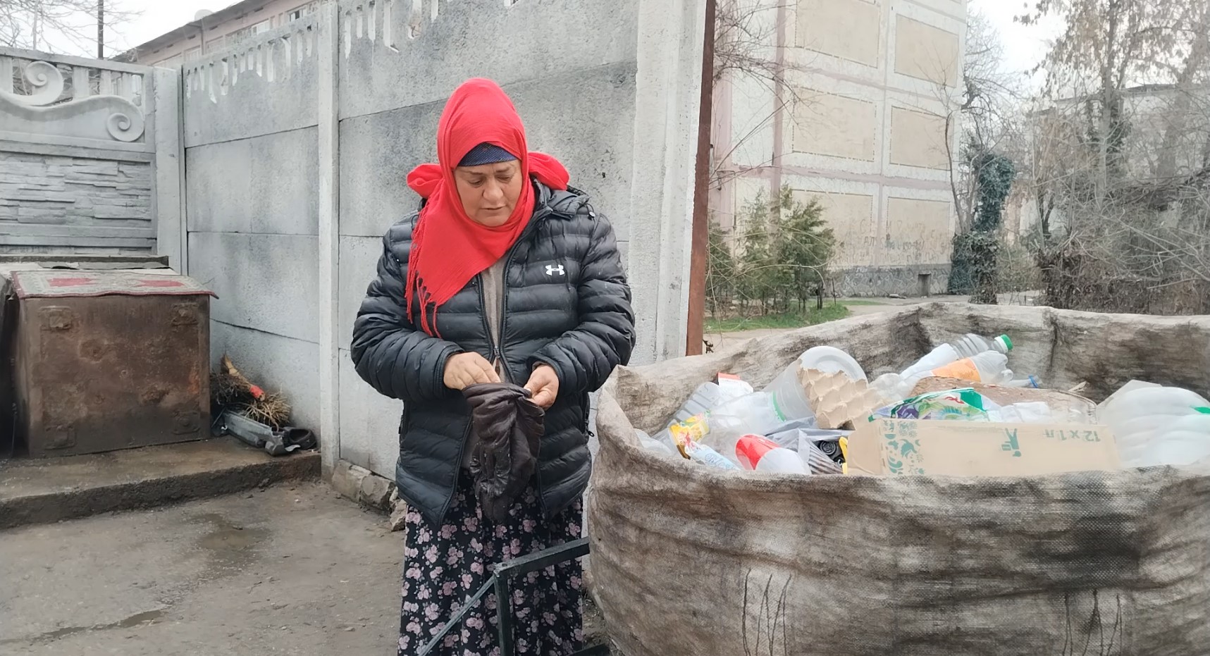 Одинокая женщина в Душанбе живет на сбор баклажек