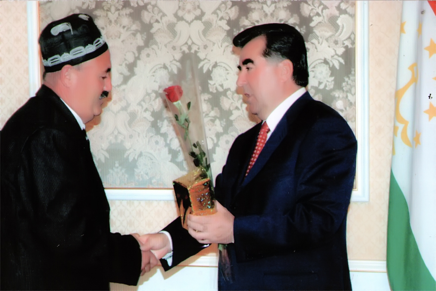 туҳфаи президент ба ҳунарманди тоҷик